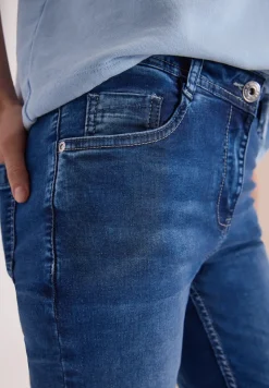 3/4 Slim Leg jeans in Slim Fit