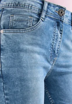 3/4 Slim Leg jeans in Slim Fit