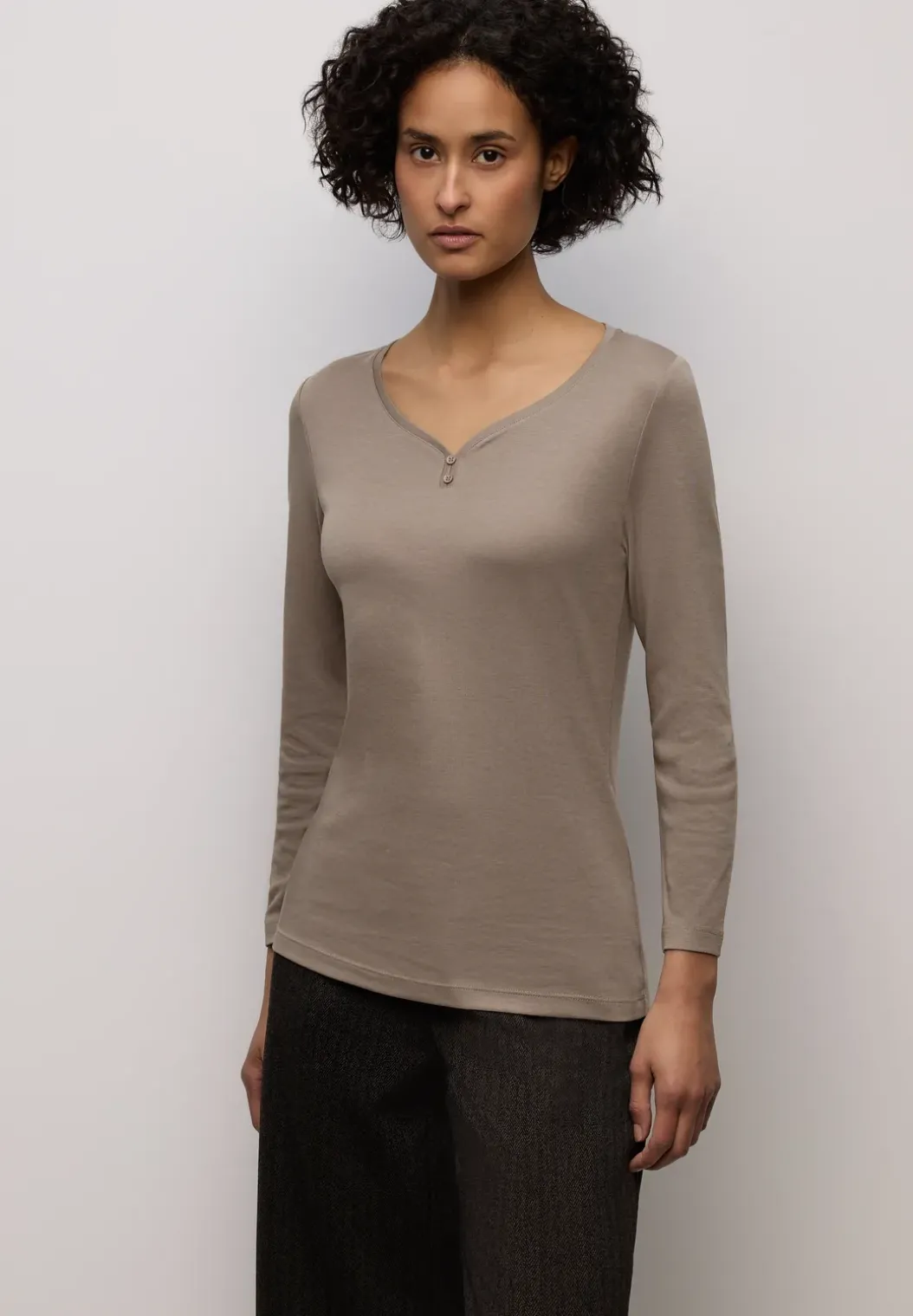 Basic shirt met knoopdetail
