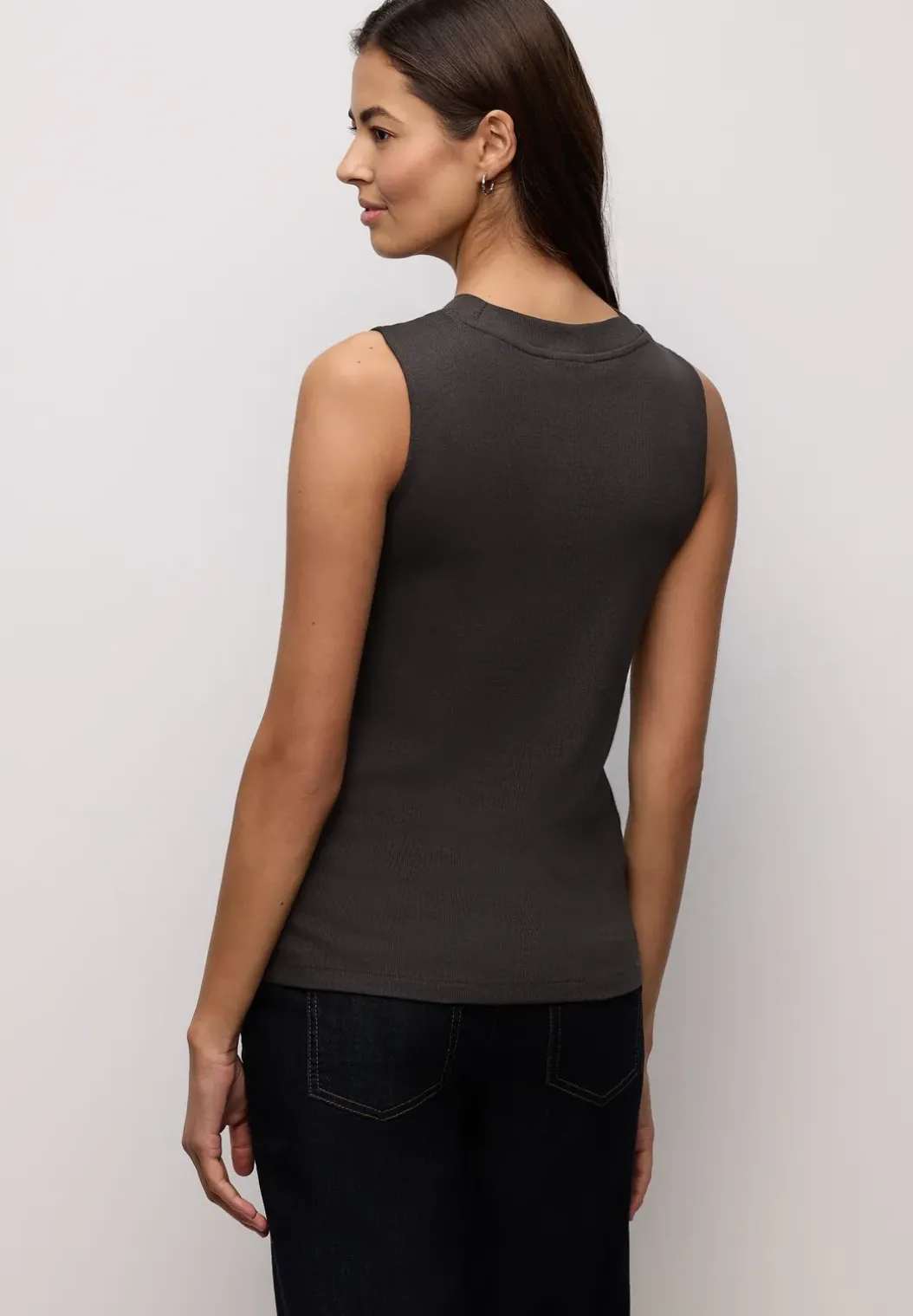 Basic top met geribbelde textuur