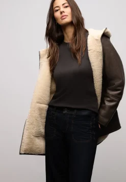 Basic top met geribbelde textuur