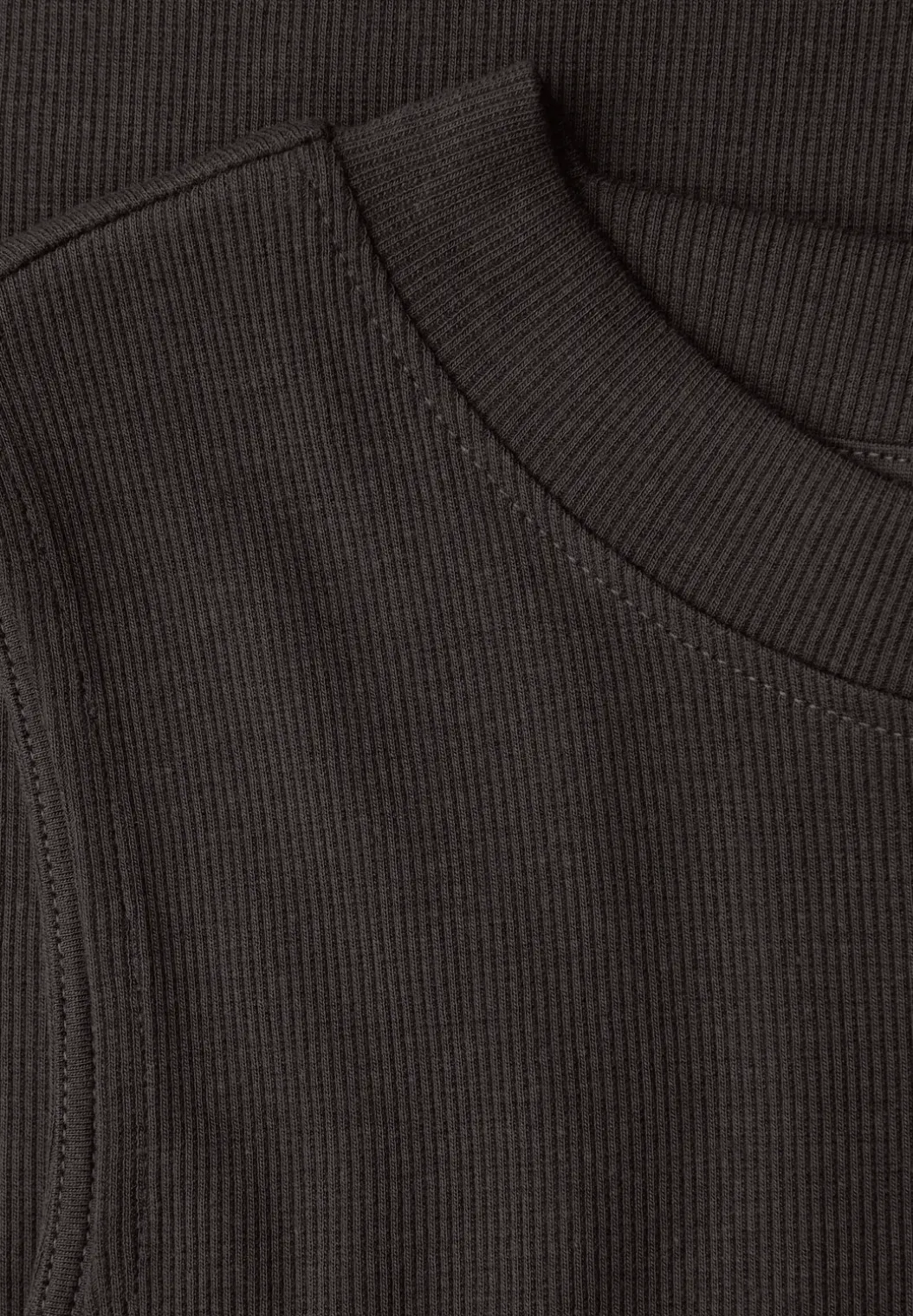 Basic top met geribbelde textuur