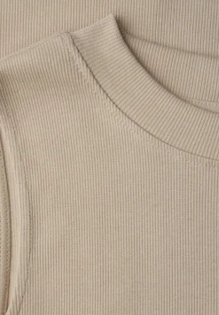 Basic top met geribbelde textuur