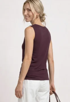 Basic top met hartvormige halslijn
