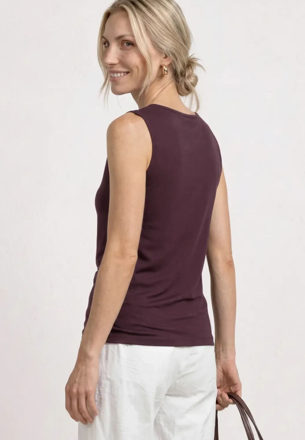 Basic top met hartvormige halslijn