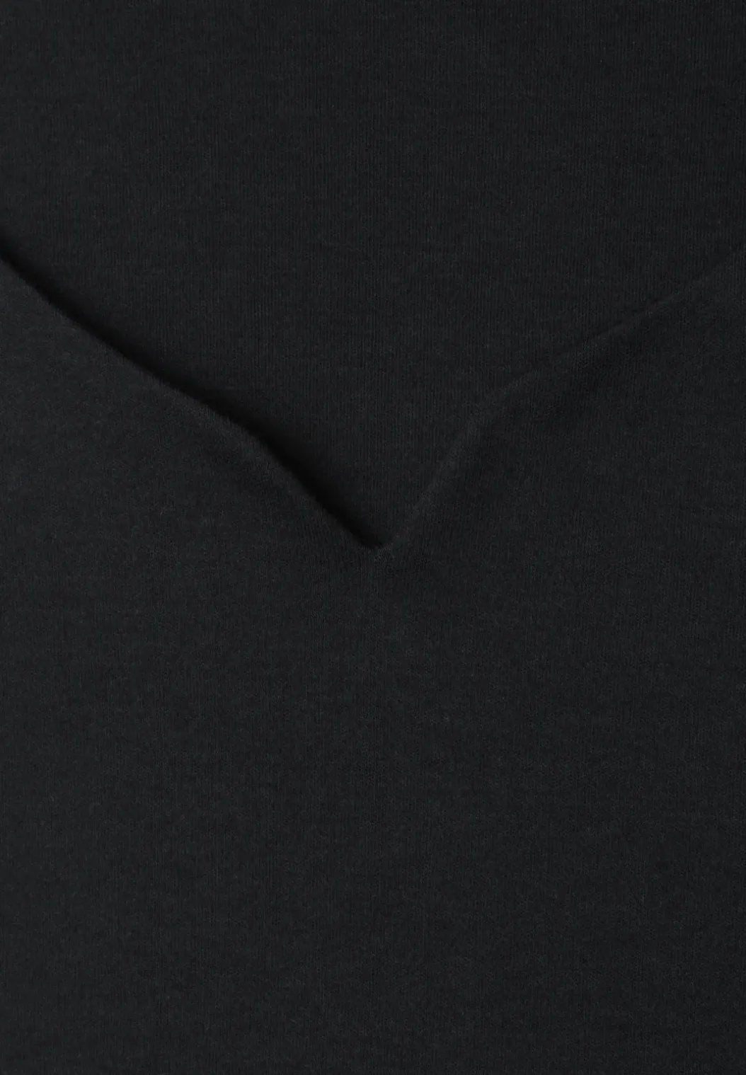 Basic top met hartvormige halslijn