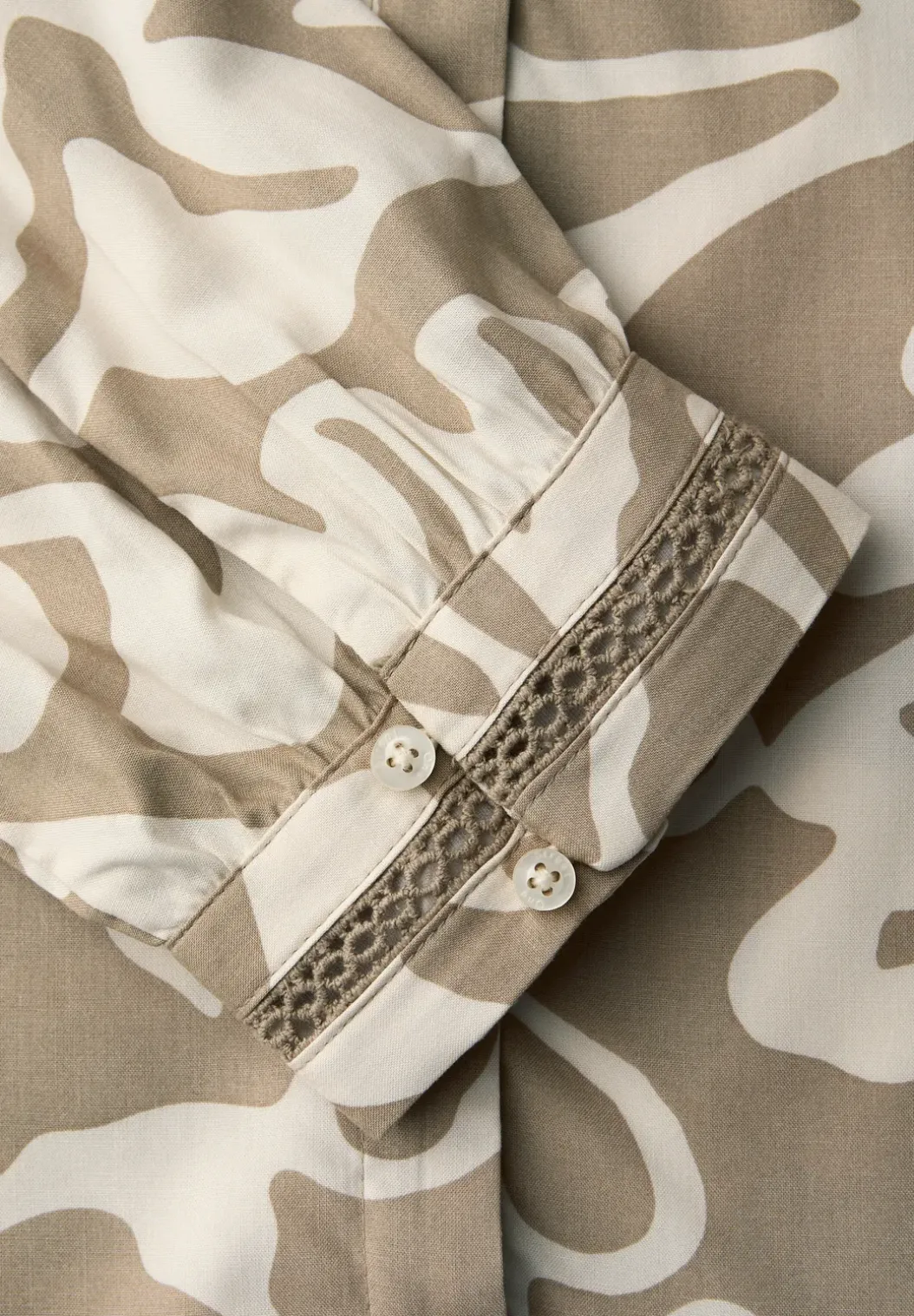 Blouse met 3/4 mouwen en getapete details