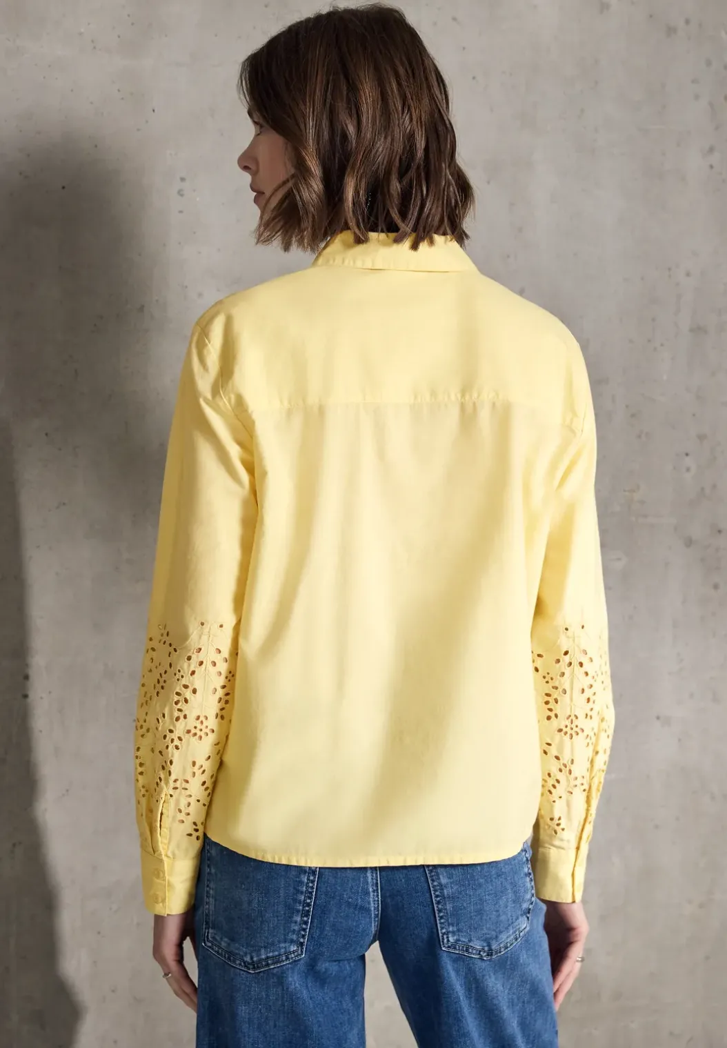 Blouse met geborduurde mouwen