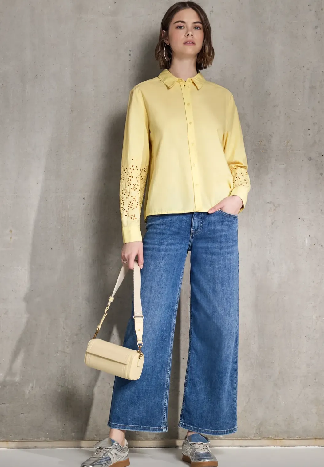Blouse met geborduurde mouwen