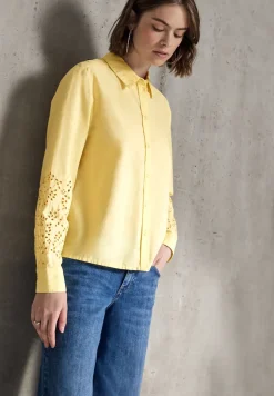 Blouse met geborduurde mouwen