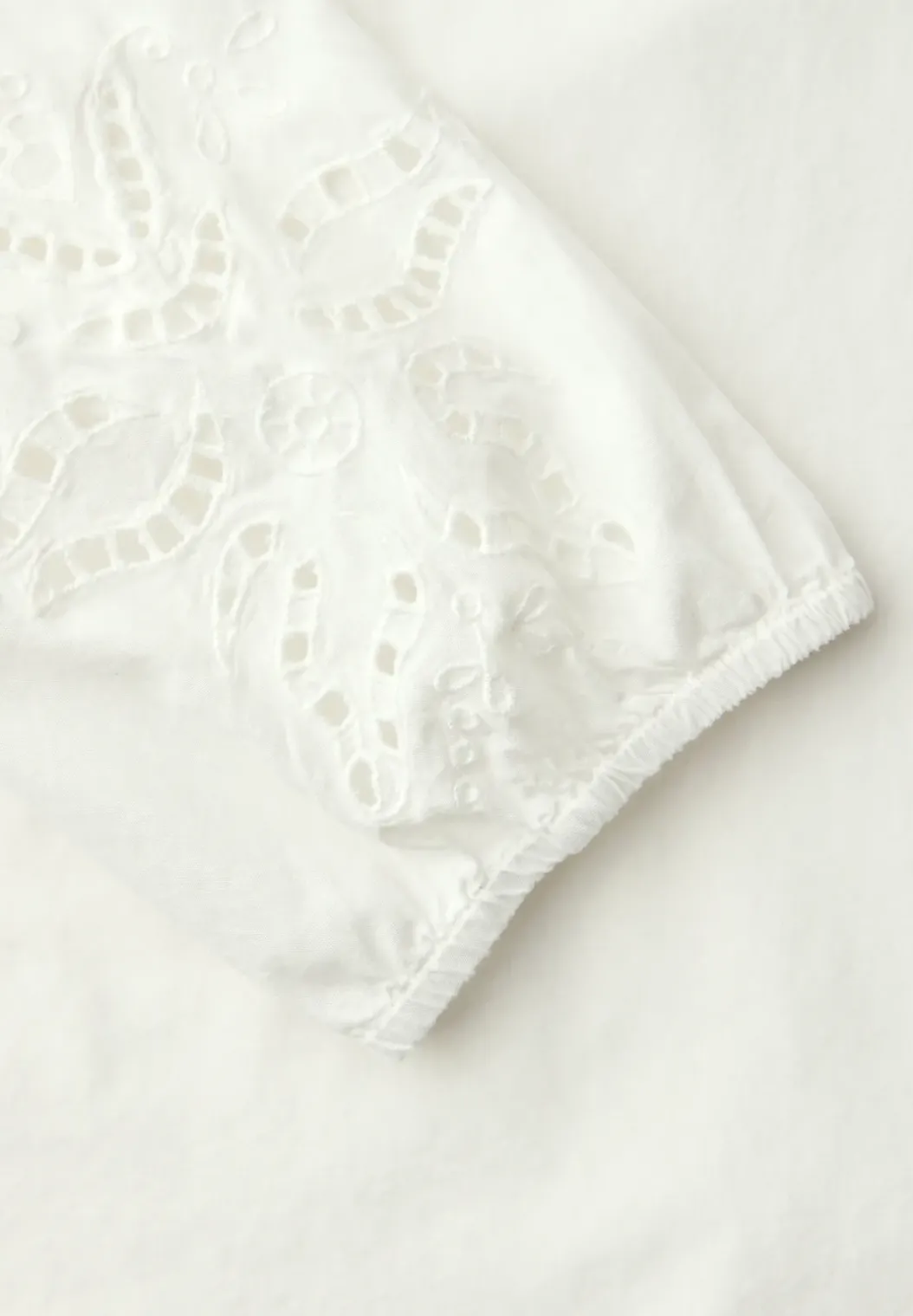 Blouse met gespleten hals en borduursel