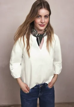 Blouse met gespleten hals en borduursel