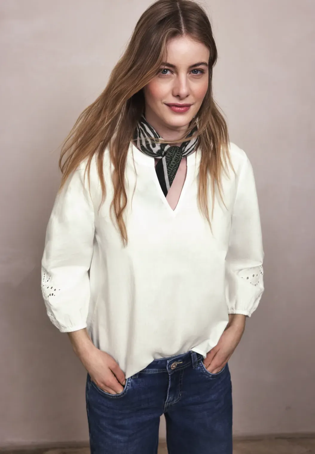 Blouse met gespleten hals en borduursel