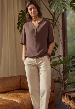 Blouse met korte mouwen en gespleten hals