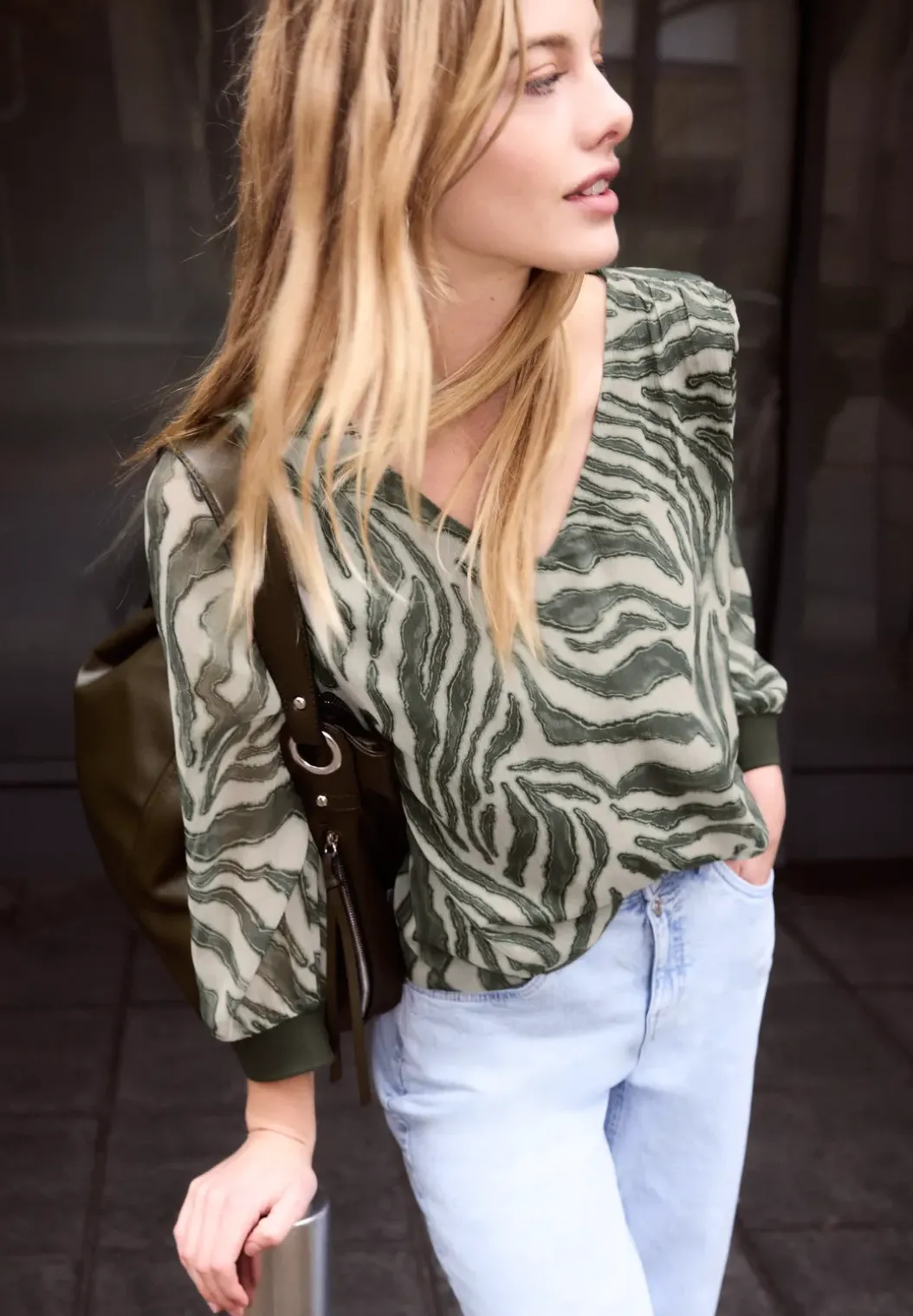 Blouse met lange mouwen en V-hals in chiffon