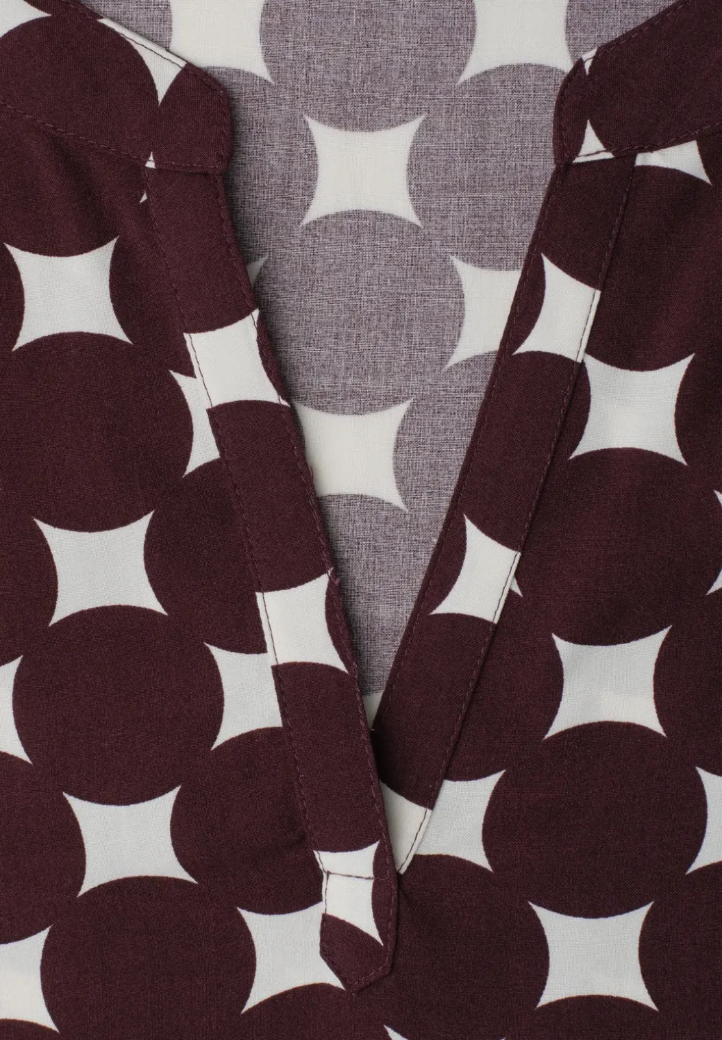 Blouse met losse schouders en gespleten hals