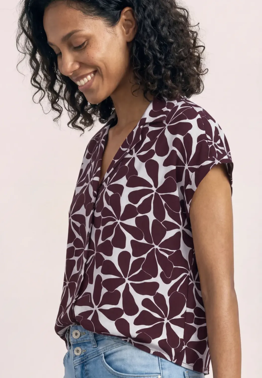 Blouse met overhangende schouders en bowlingkraag