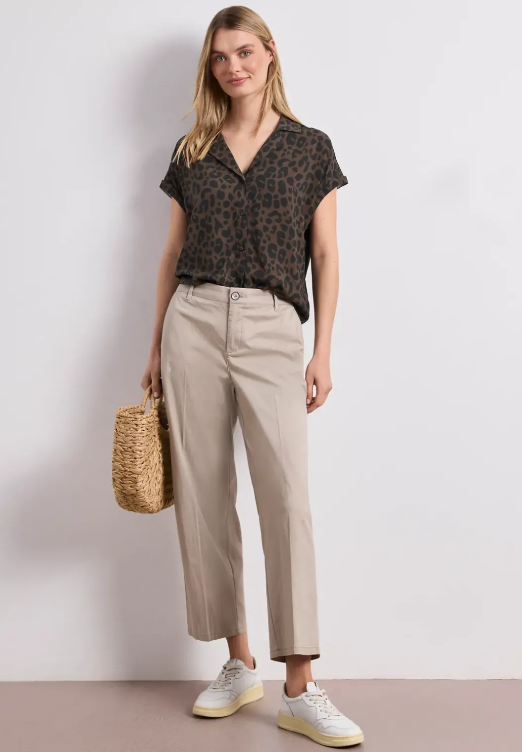 Blouse met overhangende schouders en bowlingkraag