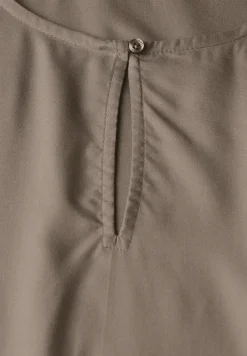 Blouse met ronde hals en uitsnijding