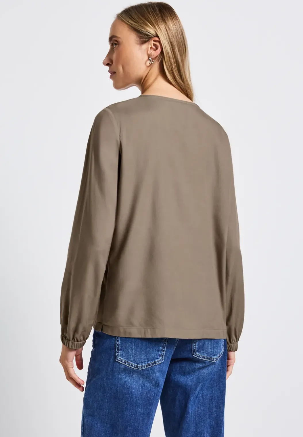 Blouse met ronde hals en uitsnijding