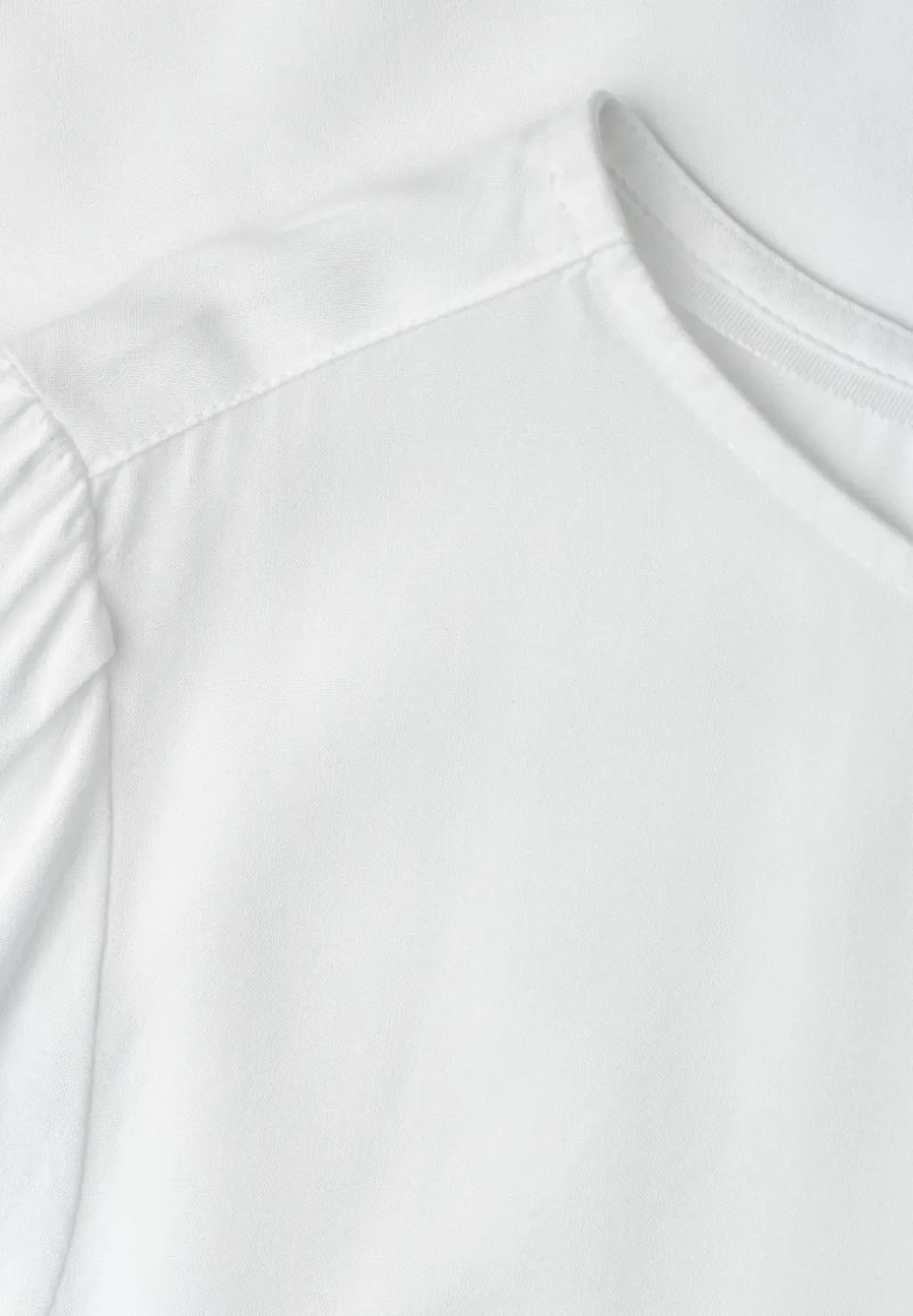 Blouse met ronde hals en korte pofmouwen