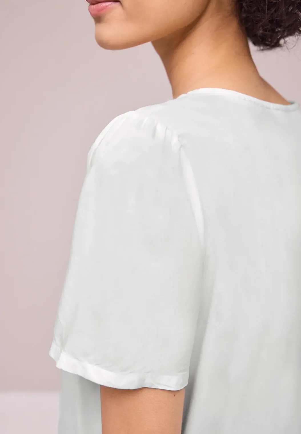 Blouse met ronde hals en korte pofmouwen