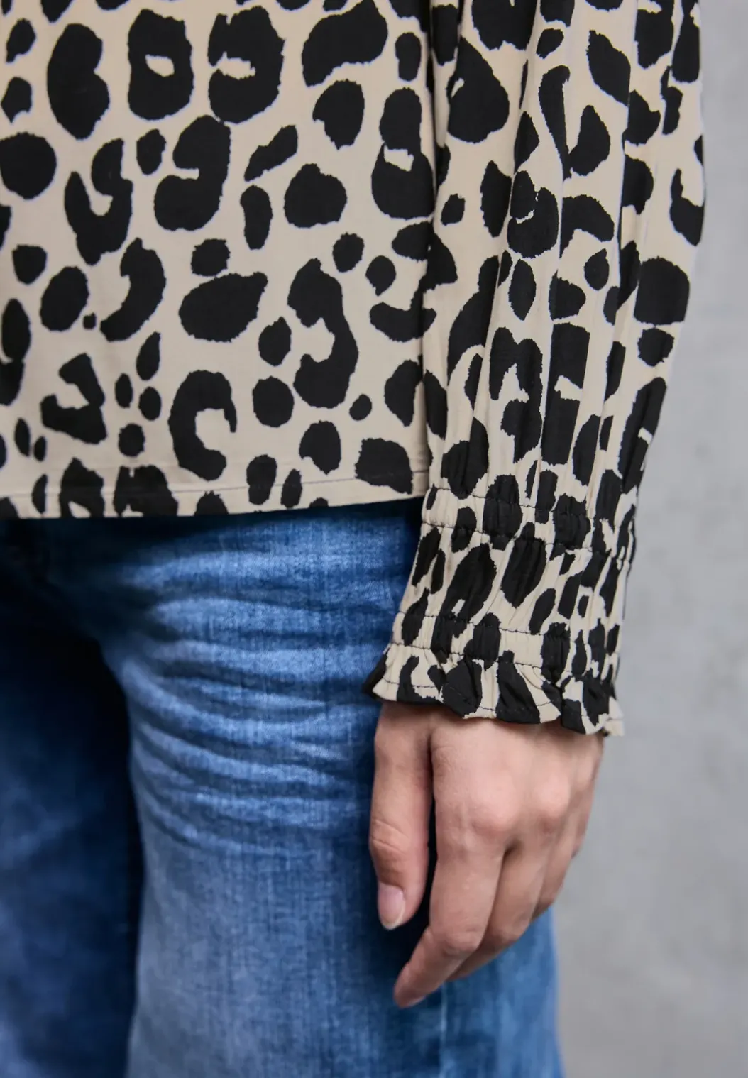 Blouse met V-hals en ruches