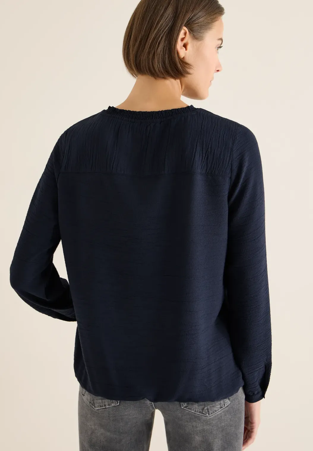 Blouse met gesmockte halslijn