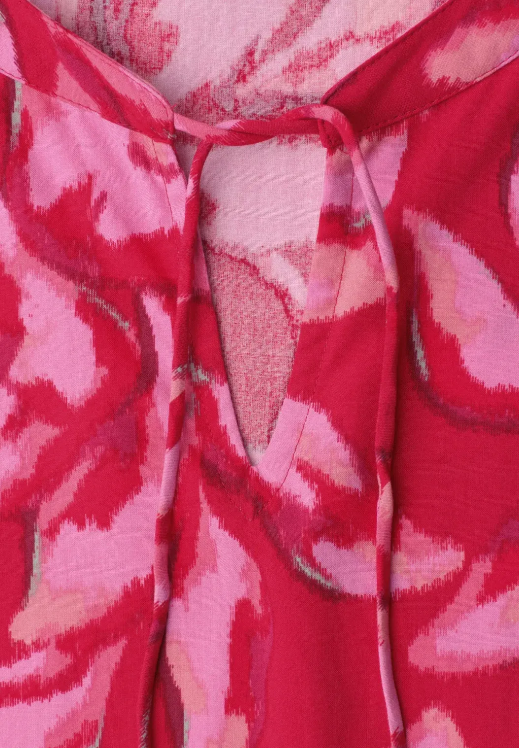 Blouseshirt met gespleten hals en smokdetail