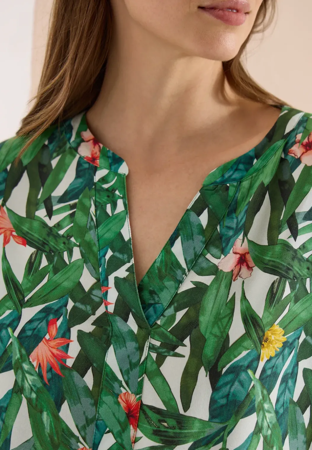 Blouseshirt met korte mouwen en gespleten hals
