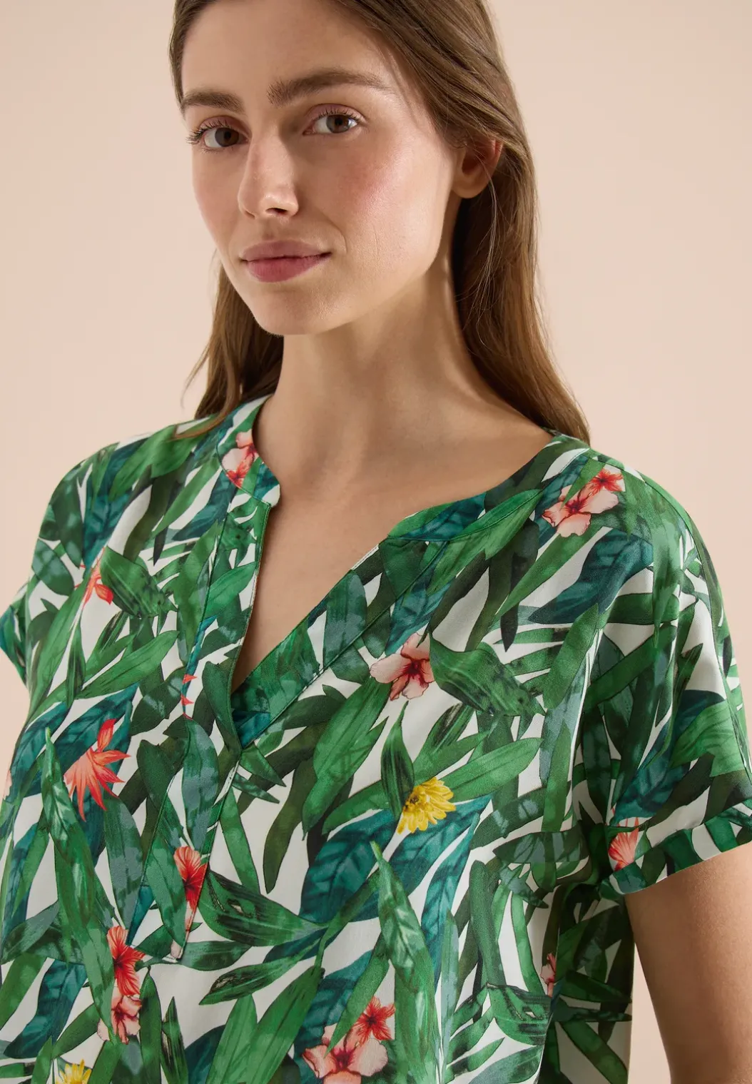 Blouseshirt met korte mouwen en gespleten hals