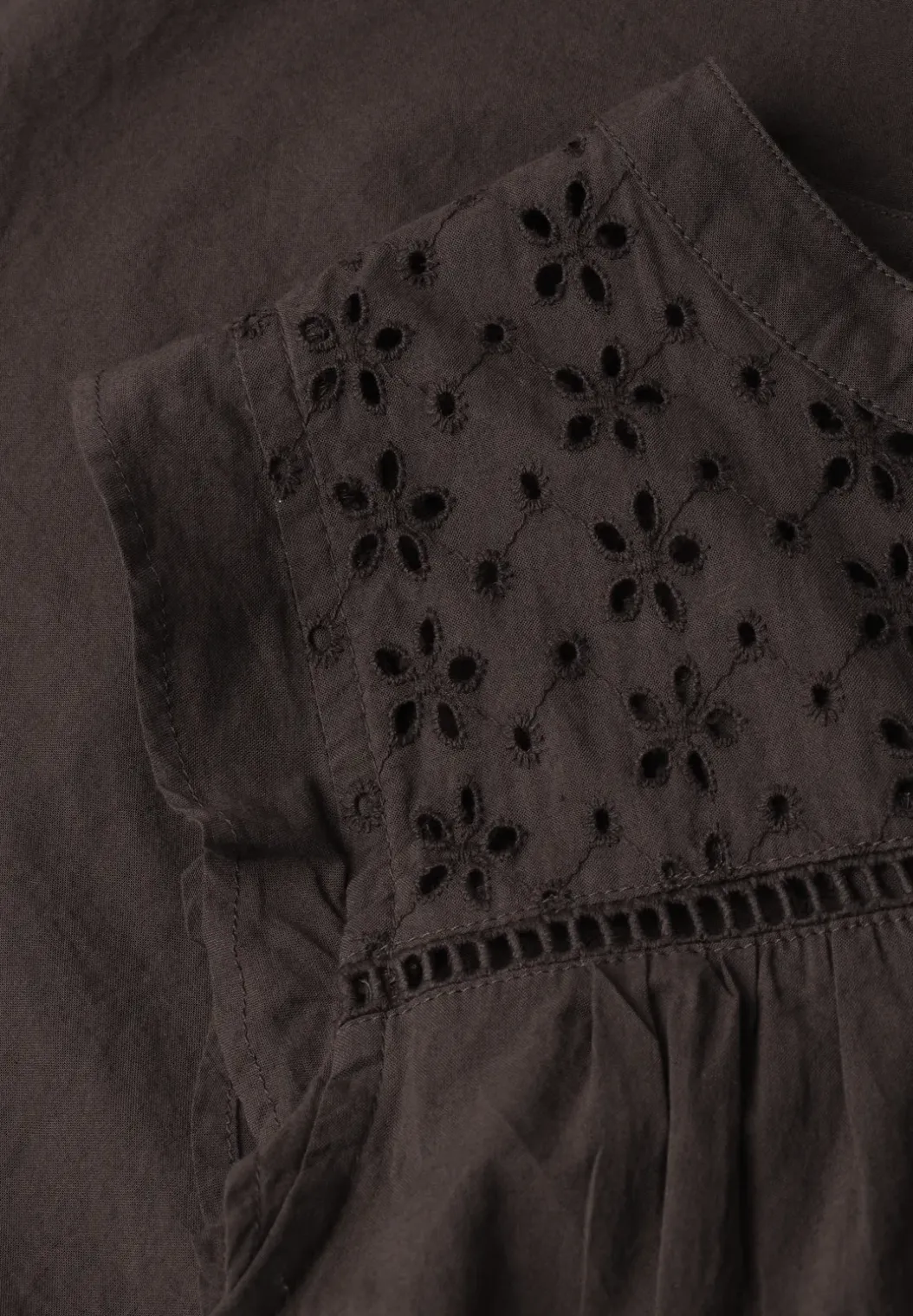 Blousetop met gespleten hals en shiffley-details