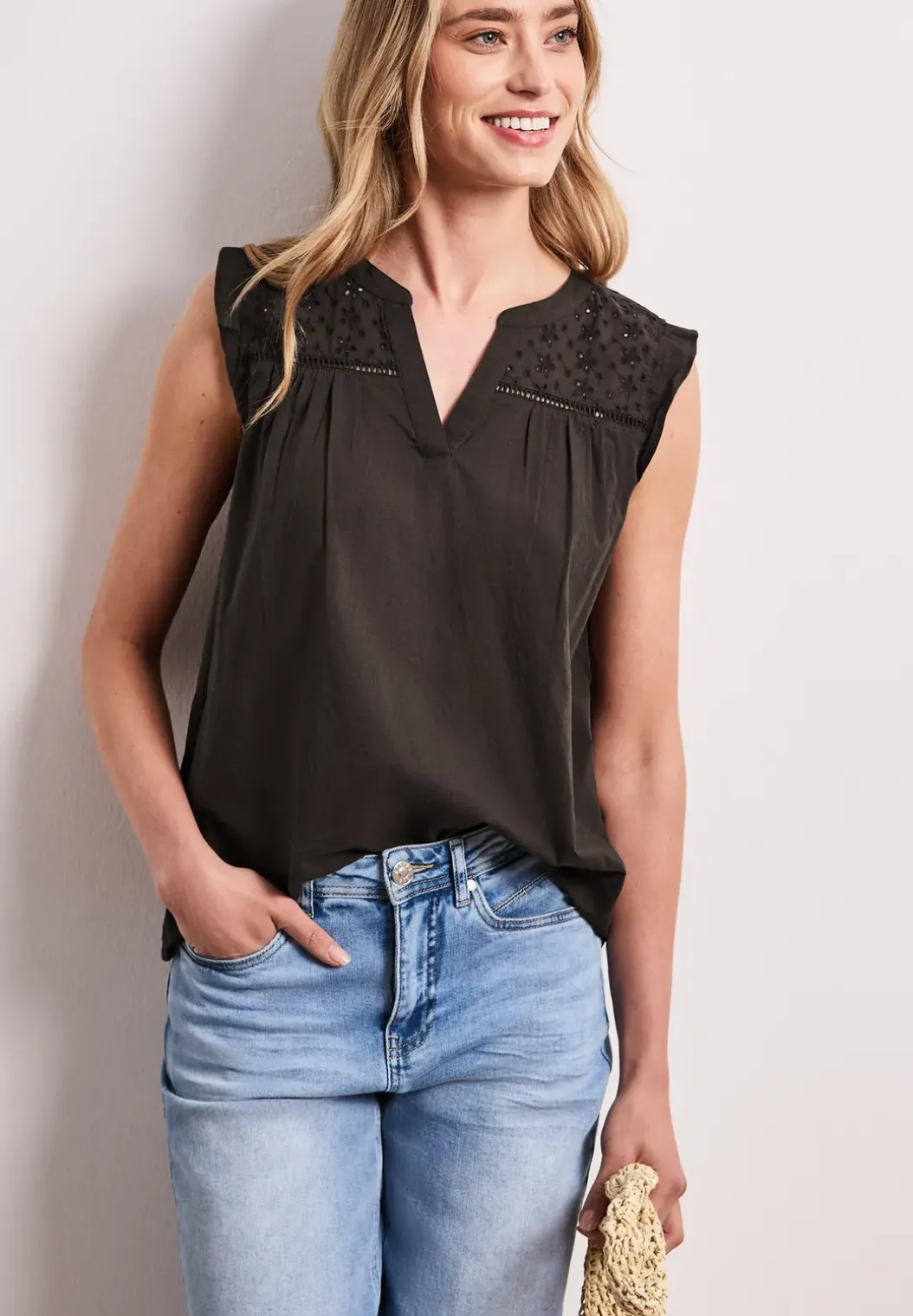 Blousetop met gespleten hals en shiffley-details
