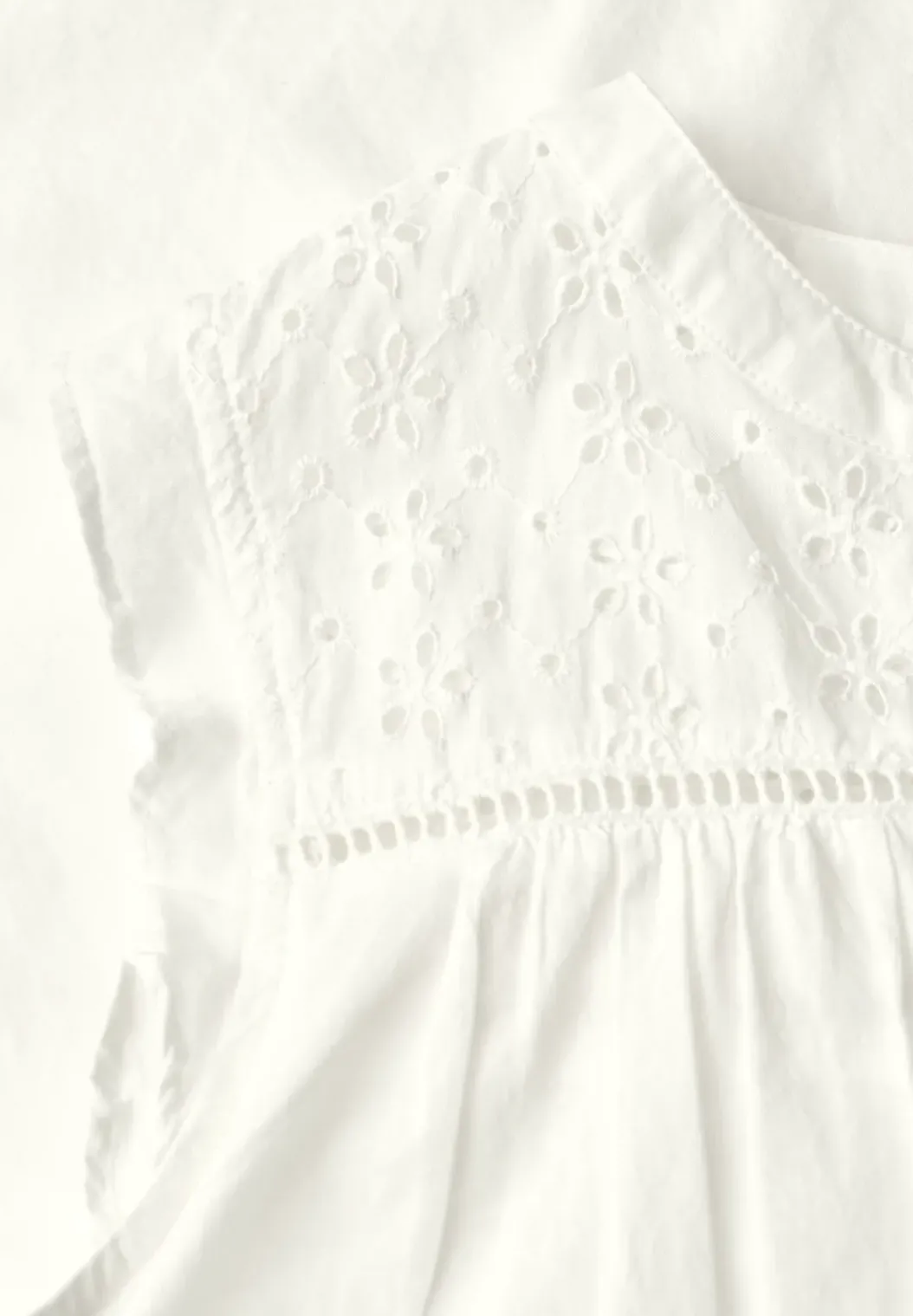 Blousetop met gespleten hals en shiffley-details
