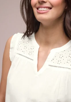 Blousetop met gespleten hals en shiffley-details