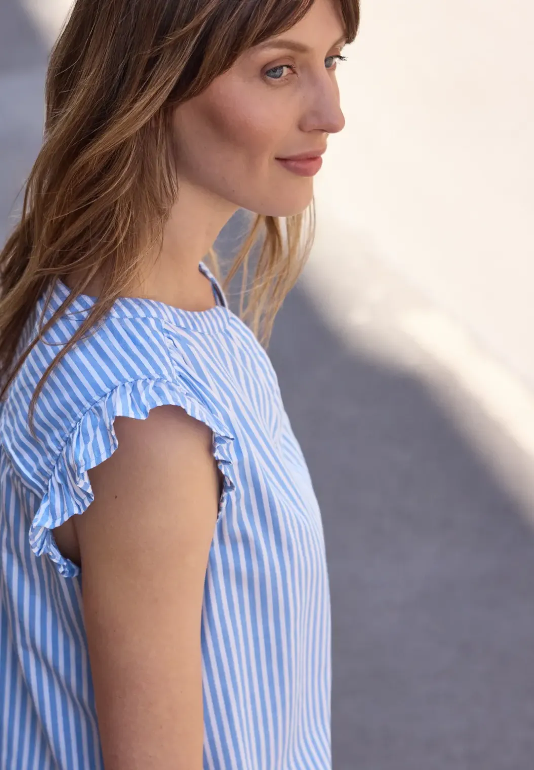 Blousetop met gespleten hals en volants