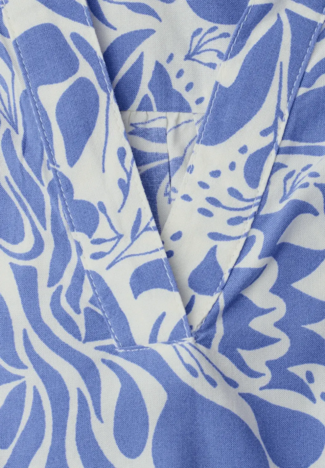 Blousetop met gespleten hals en volants