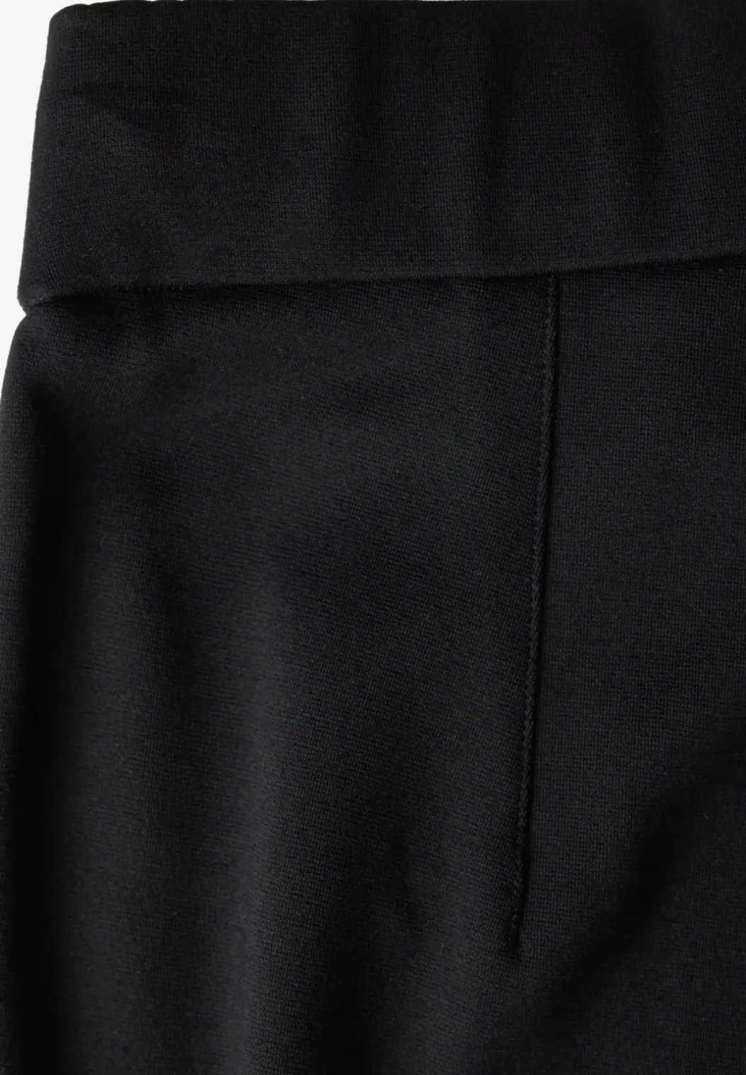 Broek met knoopdetails