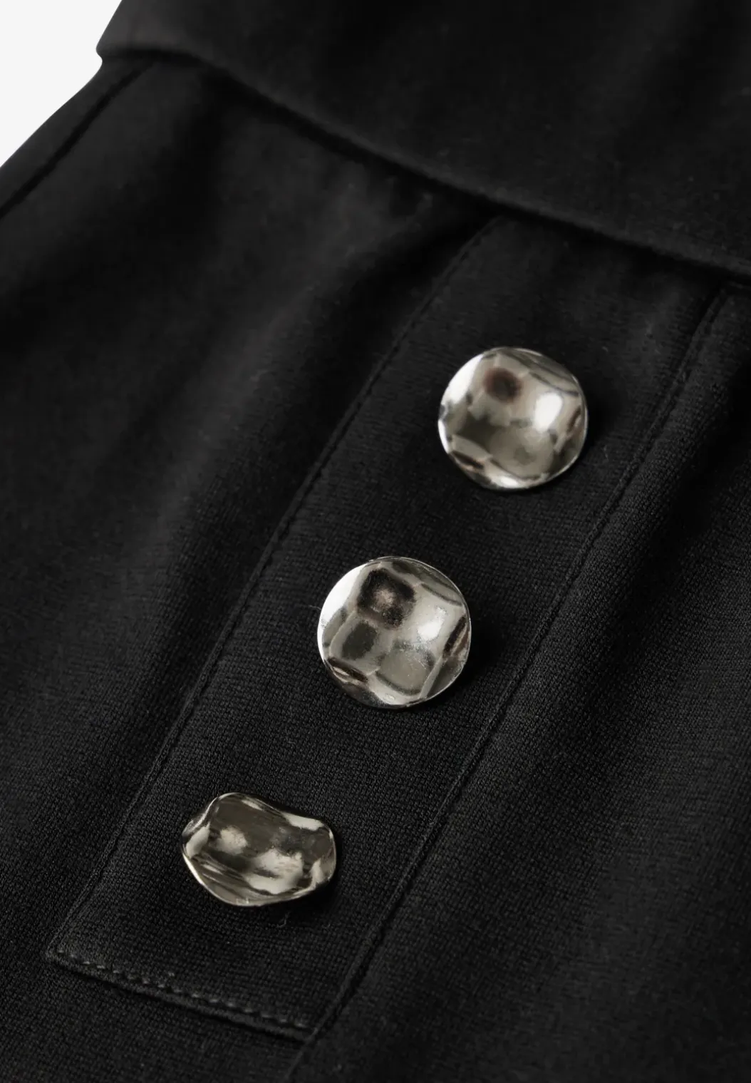 Broek met knoopdetails