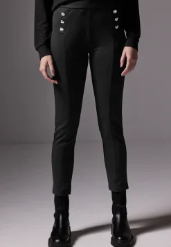 Broek met knoopdetails