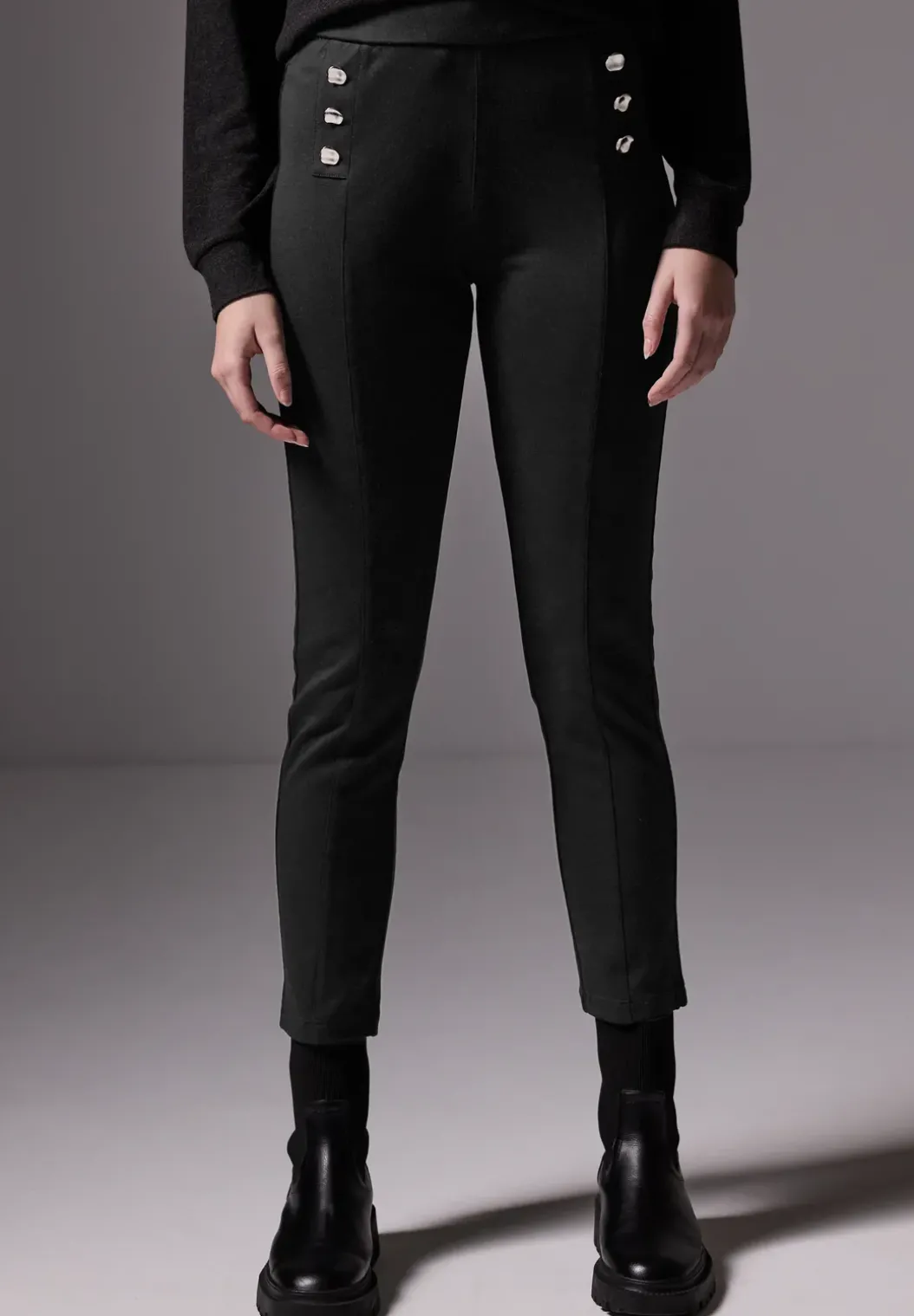 Broek met knoopdetails