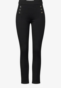 Broek met knoopdetails