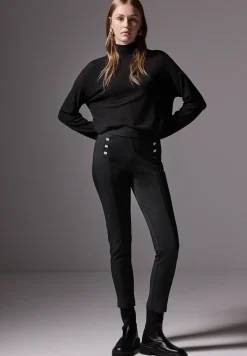 Broek met knoopdetails