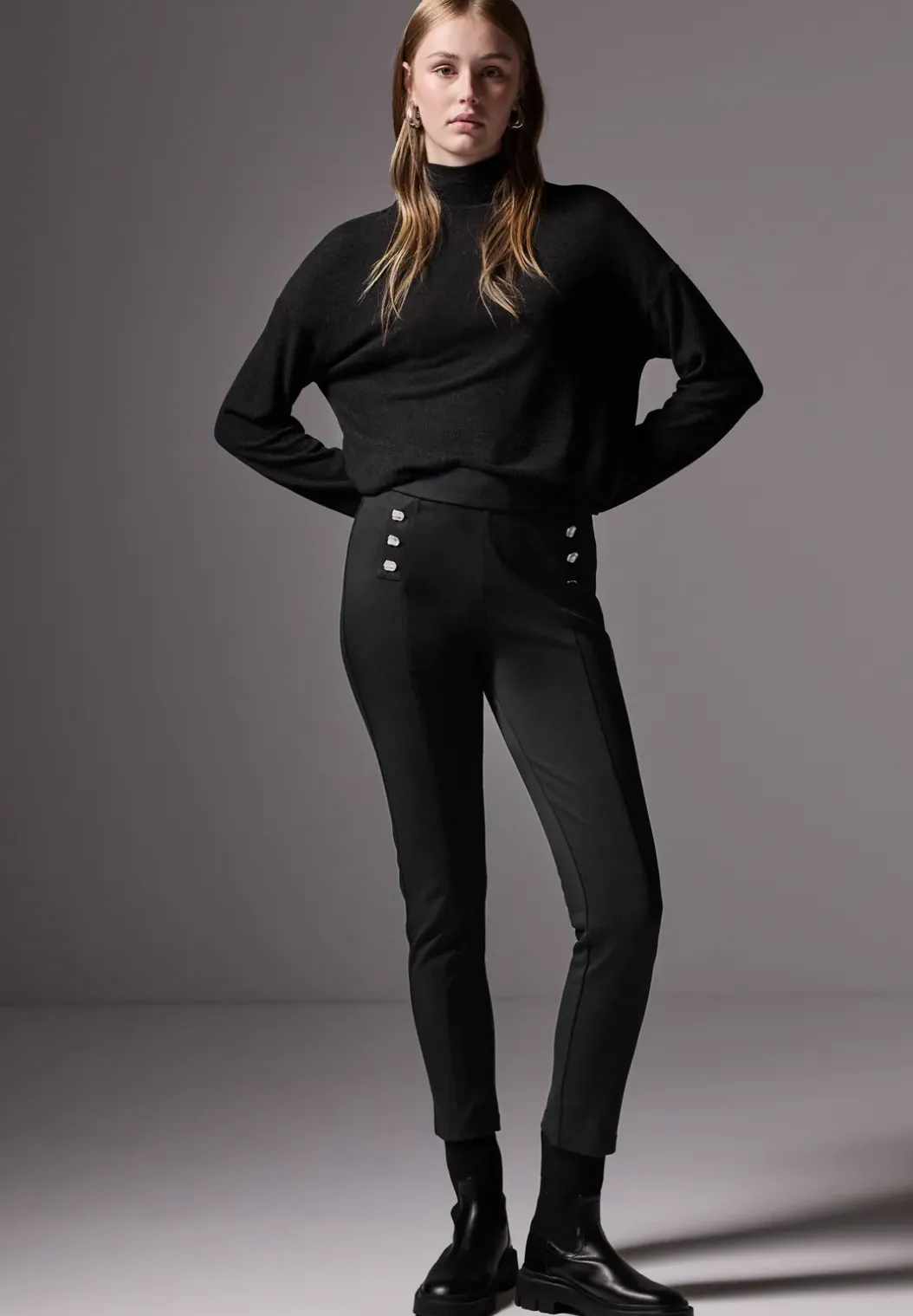 Broek met knoopdetails