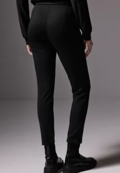 Broek met knoopdetails