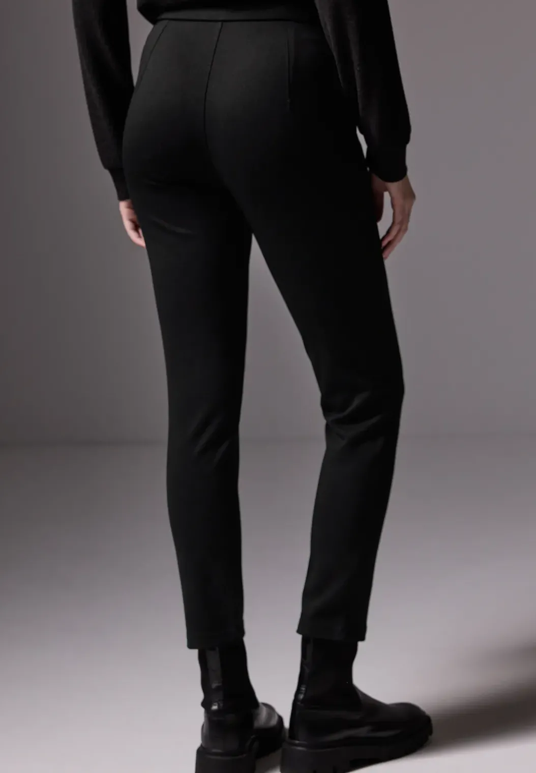 Broek met knoopdetails