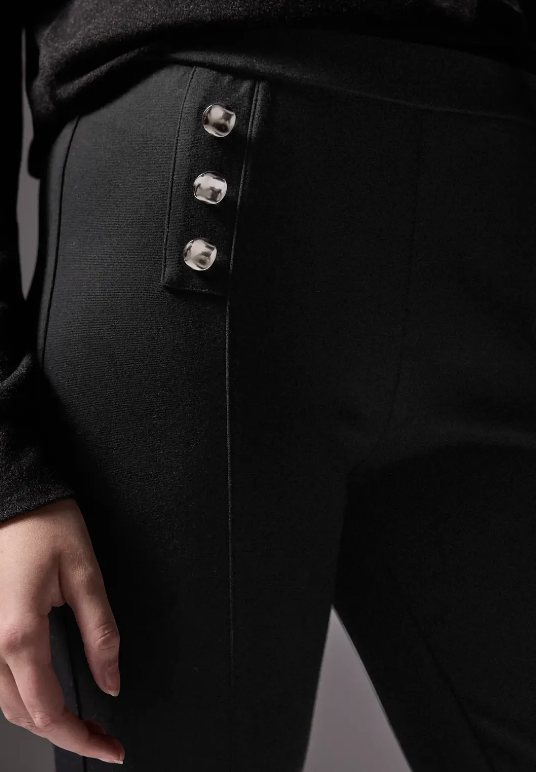 Broek met knoopdetails