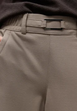 Broek met rechte pijpen en details
