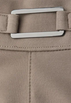 Broek met rechte pijpen en details