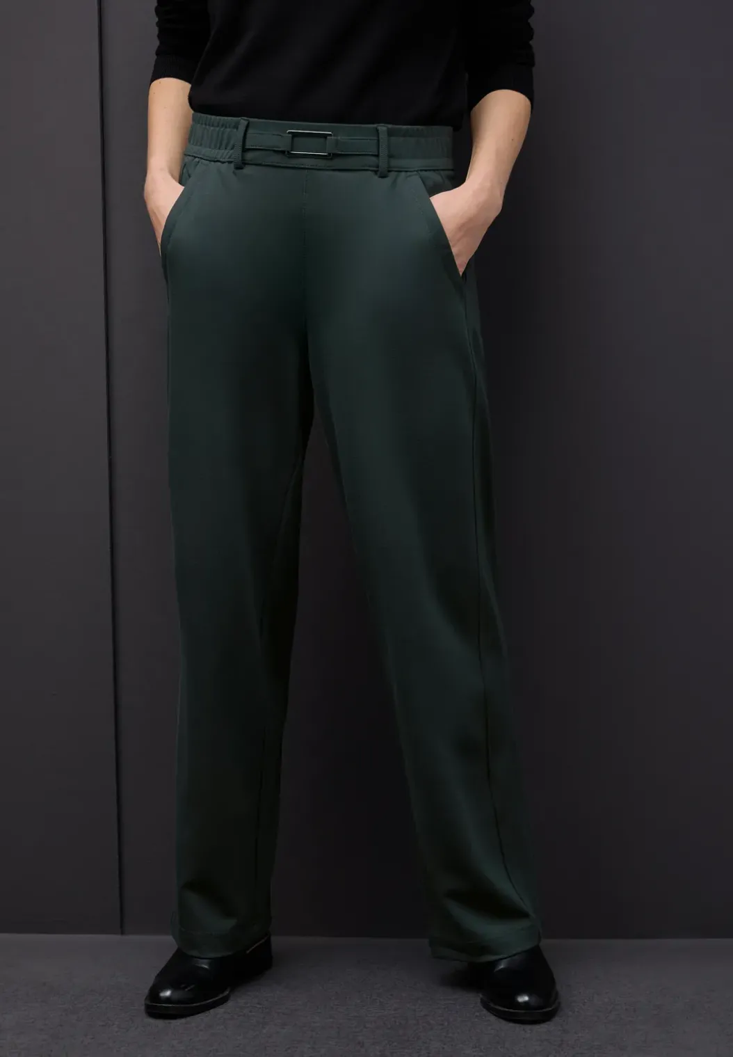 Broek met rechte pijpen en details